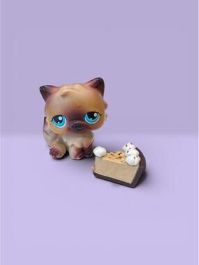Littlest Pet Shop LPS Persian Cat #22 with cake accessory